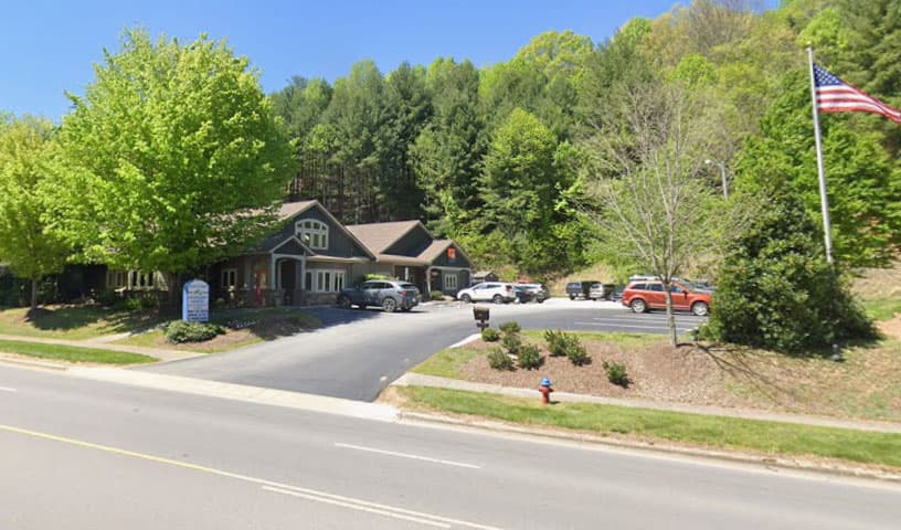 Maple Tree Veterinary Hospital and Dog Camp